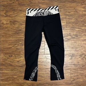 Lululemon Crop Leggings Black & White Leaf Pattern Size 6